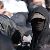 Vermummte Demonstrationsteilnehmer in Leipzig. Nach Angaben der Polizei hatten sich am Samstagnachmittag rund 1500 Menschen zu einer genehmigten Kundgebung versammelt. Von ihnen seien rund ein Drittel "dem gewaltbereiten Spektrum zuzuordnen" gewesen.