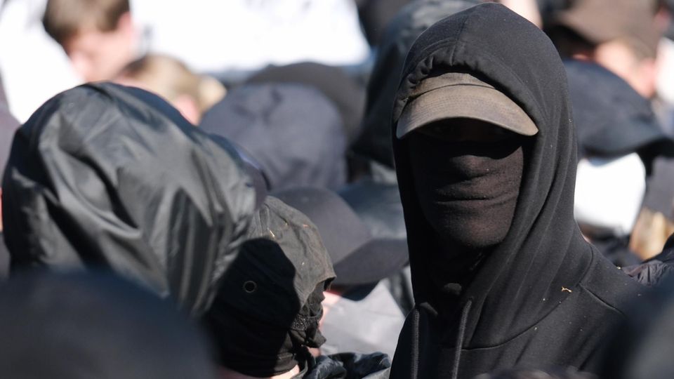 Vermummte Demonstrationsteilnehmer in Leipzig. Nach Angaben der Polizei hatten sich am Samstagnachmittag rund 1500 Menschen zu einer genehmigten Kundgebung versammelt. Von ihnen seien rund ein Drittel "dem gewaltbereiten Spektrum zuzuordnen" gewesen.