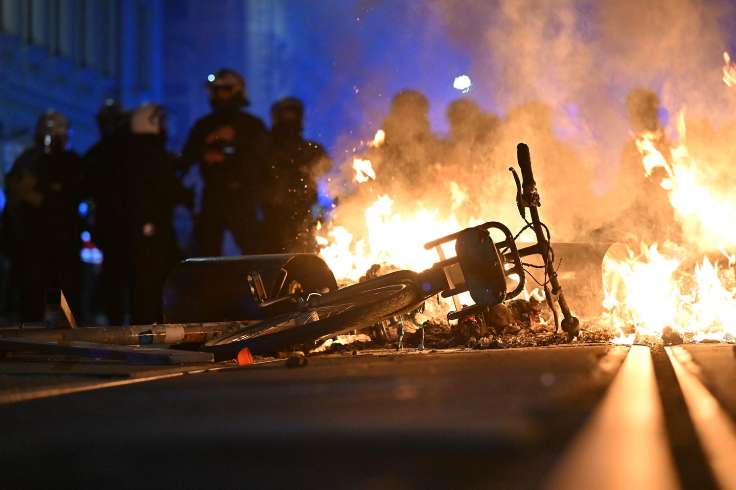 Proteste in Leipzig : Im Leipziger Stadtteil Connewitz brennen am Abend mehrere Barrikaden aus Mülltonnen und Paletten. In der Straße, in der am Nachmittag eigentlich eine größere "Tag X"-Demonstration der linksradikalen Szene stattfinden sollte, wurden zudem Pyrotechnik und Böller gezündet. Eine umstrittene Solidaritätskundgebung für die verurteilte Linksextremistin Lina E. fand offiziell nicht statt. Die Kundgebung unter dem Motto "United we stand - Trotz alledem, autonomen Antifaschismus verteidigen!" war von der Stadt verboten worden, die Entscheidung wurde gerichtlich bestätigt. Im Leipziger Stadtteil Connewitz brennen am Abend mehrere Barrikaden aus Mülltonnen und Paletten. In der Straße, in der am Nachmittag eigentlich eine größere "Tag X"-Demonstration der linksradikalen Szene stattfinden sollte, wurden zudem Pyrotechnik und Böller gezündet. Eine umstrittene Solidaritätskundgebung für die verurteilte Linksextremistin Lina E. fand offiziell nicht statt. Die Kundgebung unter dem Motto "United we stand - Trotz alledem, autonomen Antifaschismus verteidigen!" war von der Stadt verboten worden, die Entscheidung wurde gerichtlich bestätigt.