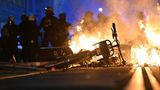 Im Leipziger Stadtteil Connewitz brennen am Abend mehrere Barrikaden aus Mülltonnen und Paletten. In der Straße, in der am Nachmittag eigentlich eine größere "Tag X"-Demonstration der linksradikalen Szene stattfinden sollte, wurden zudem Pyrotechnik und Böller gezündet.  Eine umstrittene Solidaritätskundgebung für die verurteilte Linksextremistin Lina E. fand offiziell nicht statt. Die Kundgebung unter dem Motto "United we stand - Trotz alledem, autonomen Antifaschismus verteidigen!" war von der Stadt verboten worden, die Entscheidung wurde gerichtlich bestätigt. 