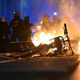 Im Leipziger Stadtteil Connewitz brennen am Abend mehrere Barrikaden aus Mülltonnen und Paletten. In der Straße, in der am Nachmittag eigentlich eine größere "Tag X"-Demonstration der linksradikalen Szene stattfinden sollte, wurden zudem Pyrotechnik und Böller gezündet.  Eine umstrittene Solidaritätskundgebung für die verurteilte Linksextremistin Lina E. fand offiziell nicht statt. Die Kundgebung unter dem Motto "United we stand - Trotz alledem, autonomen Antifaschismus verteidigen!" war von der Stadt verboten worden, die Entscheidung wurde gerichtlich bestätigt. 