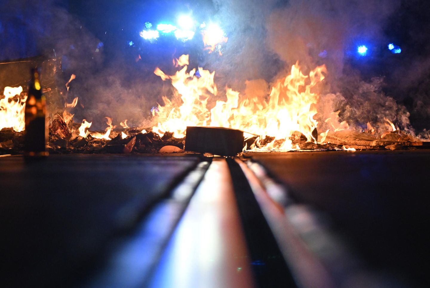 Vermummte warfen immer wieder neues Holz ins Feuer. Polizei war vor Ort und begann kurz vor 23 Uhr die Barrikaden mit Wasserwerfern zu löschen.