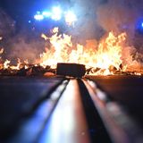 Vermummte warfen immer wieder neues Holz ins Feuer. Polizei war vor Ort und begann kurz vor 23 Uhr die Barrikaden mit Wasserwerfern zu löschen.