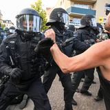 Ein Polizist wehrt einen Demonstranten ab. Nach den Demonstrationen in Leipzig-Connewitz hat ein Haftrichter bis zum Samstagabend fünf Haftbefehle erlassen. Betroffen seien fünf Männer im Alter zwischen 20 und 32 Jahren, die bereits in der Nacht zum Samstag bei Ausschreitungen festgenommen worden seien.