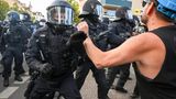 Ein Polizist wehrt einen Demonstranten ab. Nach den Demonstrationen in Leipzig-Connewitz hat ein Haftrichter bis zum Samstagabend fünf Haftbefehle erlassen. Betroffen seien fünf Männer im Alter zwischen 20 und 32 Jahren, die bereits in der Nacht zum Samstag bei Ausschreitungen festgenommen worden seien.