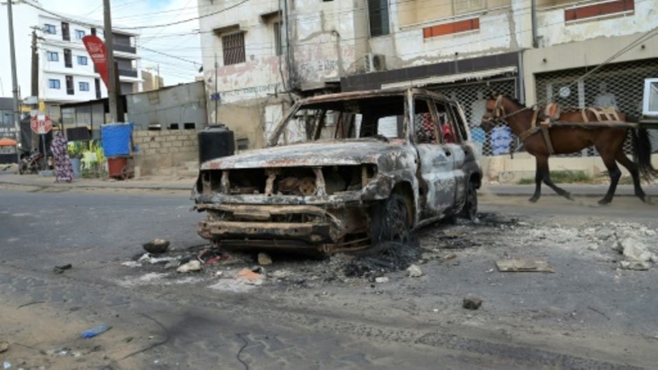Ein ausgebranntes Auto in Dakar
