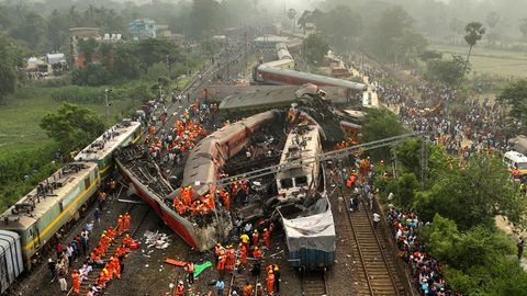 Rettungskräfte arbeiten an der Unfallstelle nach einem schweren Zugunglück im indischen Bundesstaat Odisha