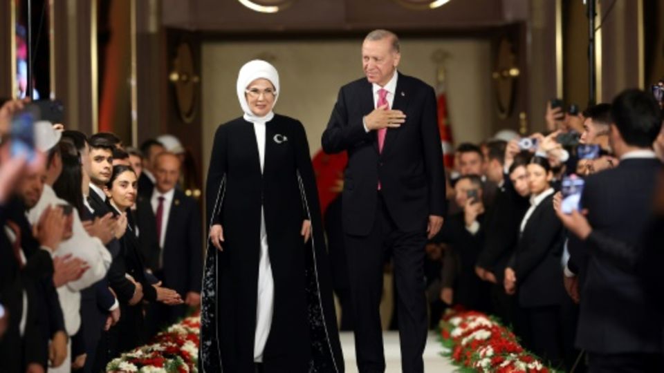 Recep Tayyip Erdogan und seine Frau Emine begrüßen ihre Gäste