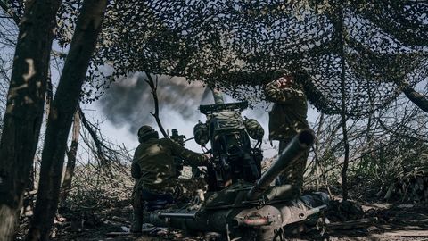 Ukraine, Bachmut: Ukrainische Soldaten feuern eine Kanone auf russische Stellungen an der Frontlinie in der Nähe von Bachmut