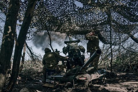 Ukraine, Bachmut: Ukrainische Soldaten feuern eine Kanone auf russische Stellungen an der Frontlinie in der Nähe von Bachmut