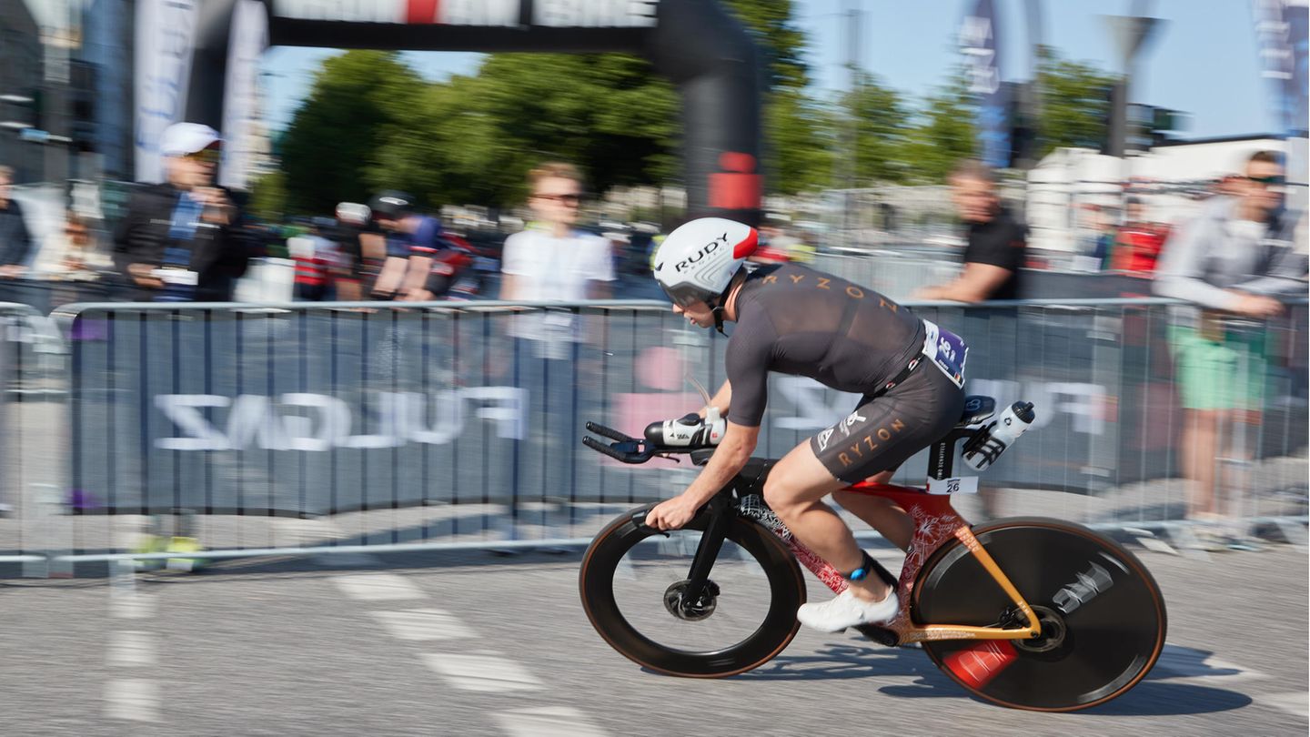Beim Ironman kam es am Sonntagmorgen zu einem schweren Unfall, bei dem ein Motorradfahrer ums Leben kam (Symbolbild)