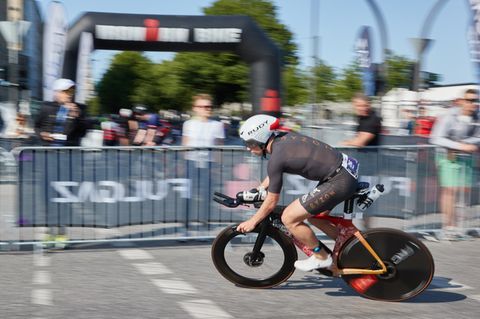 Beim Ironman kam es am Sonntagmorgen zu einem schweren Unfall, bei dem ein Motorradfahrer ums Leben kam (Symbolbild)