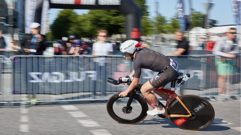 Beim Ironman kam es am Sonntagmorgen zu einem schweren Unfall, bei dem ein Motorradfahrer ums Leben kam (Symbolbild)