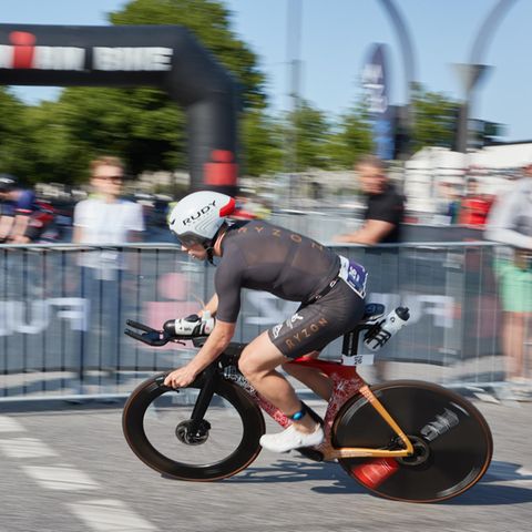 Beim Ironman kam es am Sonntagmorgen zu einem schweren Unfall, bei dem ein Motorradfahrer ums Leben kam (Symbolbild)