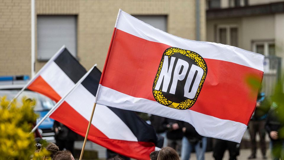 Anhänger der NPD schwenken Fahnen