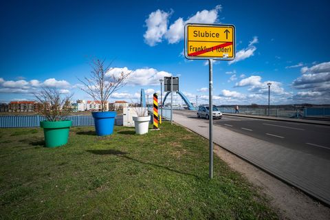 Noch fließt der Verkehr ungehindert über die Brücke von Frankfurt/Oder nach Slubice. Jetzt wird über Grenzkontrollen diskutiert.