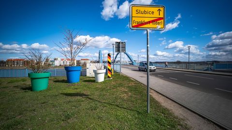 Noch fließt der Verkehr ungehindert über die Brücke von Frankfurt/Oder nach Slubice. Jetzt wird über Grenzkontrollen diskutiert.