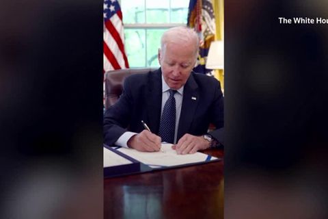 Video: Biden unterzeichnet Gesetz zur Aussetzung der Schuldenobergrenze