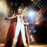 Die mit Juwelen-Imitaten besetzte Krone wird zusammen mit dem zugehörigen Samtumhang versteigert. Das Ensemble soll laut Sotheby's etwa 60.000 bis 80.000 Pfund (70.000 bis 93.000 Euro) einbringen.