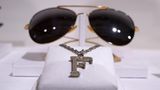 Auch diese Sonnenbrille und die Halskette gehörten mal Freddie. Insgesamt werden 1500 Stücke des verstorbenen Queen-Sängers versteigert.