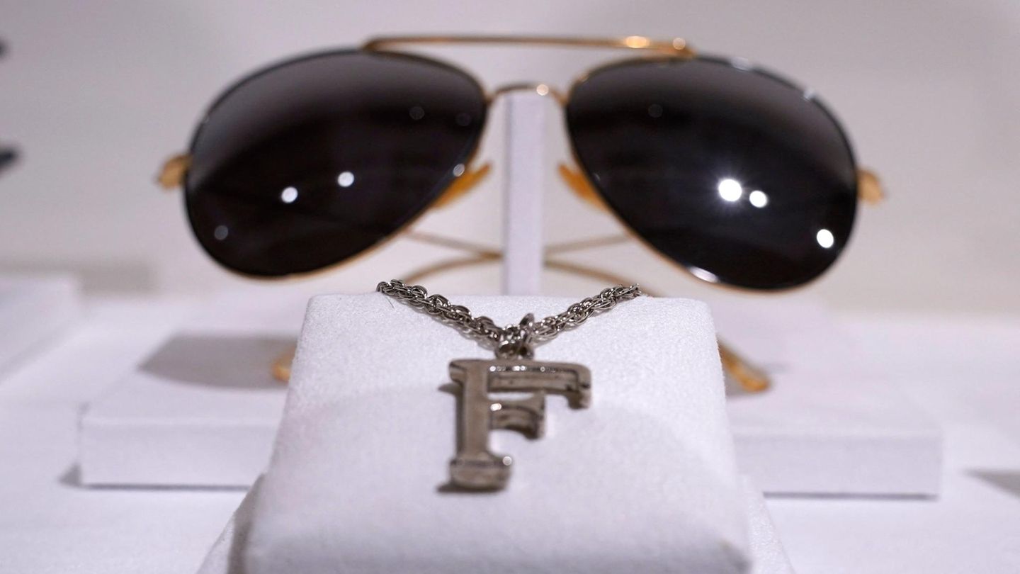 Auch diese Sonnenbrille und die Halskette gehörten mal Freddie. Insgesamt werden 1500 Stücke des verstorbenen Queen-Sängers versteigert.