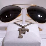 Auch diese Sonnenbrille und die Halskette gehörten mal Freddie. Insgesamt werden 1500 Stücke des verstorbenen Queen-Sängers versteigert.