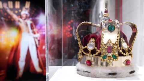 Das Auktionshaus Sotheby's versteigert einige ganz besondere Gegenstände, die dem 1991 verstorbenen Freddie Mercury gehörten. Darunter befindet sich auch die berühmte Krone, die der legendäre Queen-Sänger 1986 bei der "Magic"-Tour auf der Bühne getragen hat...