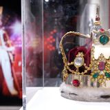 Das Auktionshaus Sotheby's versteigert einige ganz besondere Gegenstände, die dem 1991 verstorbenen Freddie Mercury gehörten. Darunter befindet sich auch die berühmte Krone, die der legendäre Queen-Sänger 1986 bei der "Magic"-Tour auf der Bühne getragen hat...