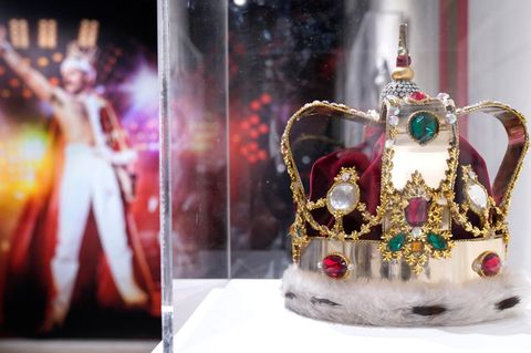 Das Auktionshaus Sotheby's versteigert einige ganz besondere Gegenstände, die dem 1991 verstorbenen Freddie Mercury gehörten. Darunter befindet sich auch die berühmte Krone, die der legendäre Queen-Sänger 1986 bei der "Magic"-Tour auf der Bühne getragen hat...