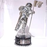 Ebenfalls zu haben: Der MTV Video Music Award, den Freddie Mercury und Queen für das Video zu Bohemian Rhapsody gewannen