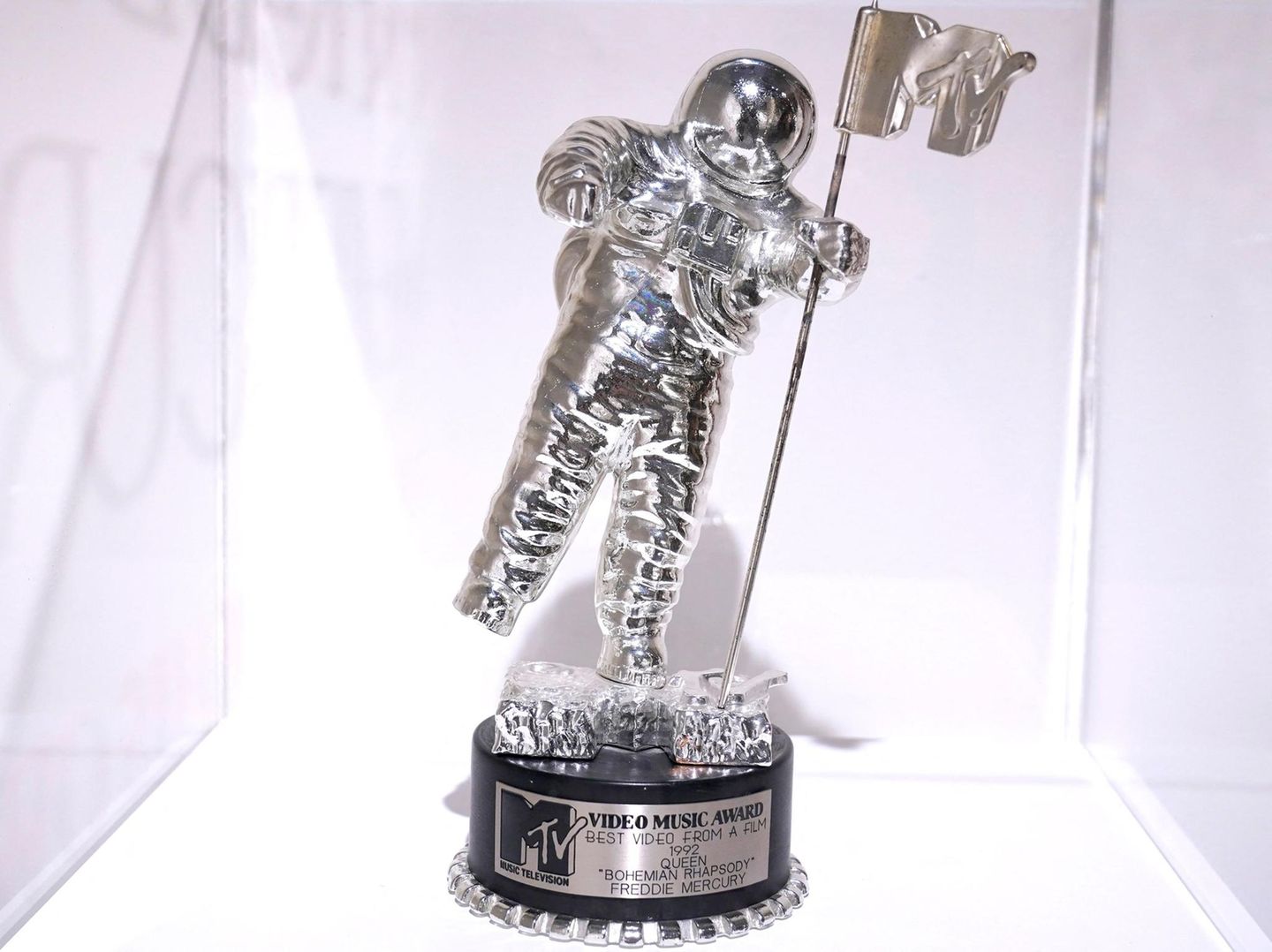 Ebenfalls zu haben: Der MTV Video Music Award, den Freddie Mercury und Queen für das Video zu Bohemian Rhapsody gewannen