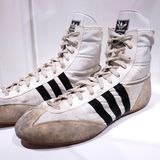 Auch diese leicht ramponierten Adidas-Sneaker von Freddie Mercury kommen im September unter den Hammer. Sie werden wie weitere Stücke gerade in New York City ausgestellt. Das Auktionshaus gibt die Größe mit 8,5 an, anprobieren ist wohl eher nicht erlaubt.
