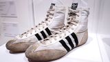 Auch diese leicht ramponierten Adidas-Sneaker von Freddie Mercury kommen im September unter den Hammer. Sie werden wie weitere Stücke gerade in New York City ausgestellt. Das Auktionshaus gibt die Größe mit 8,5 an, anprobieren ist wohl eher nicht erlaubt.