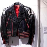 Diese Lederjacke trug Freddie Mercury bei einem Auftritt von Queen in der TV-Show "Saturday Night Live" im Jahr 1982.