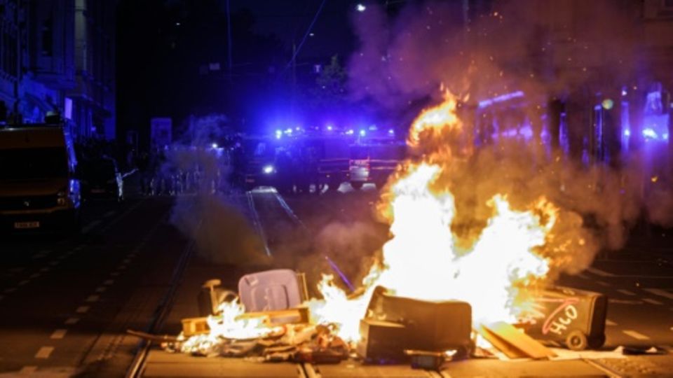 Brennende Barrikade in Leipzig