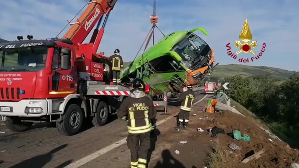 Video: Tödlicher FlixBus-Unfall in Süditalien