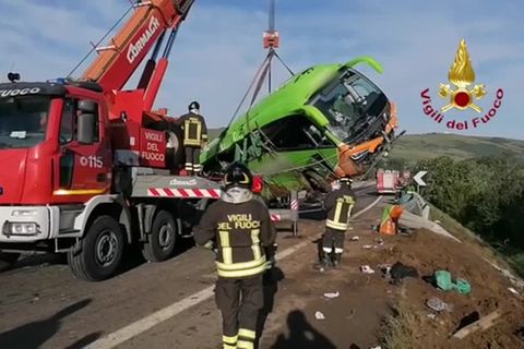 Video: Tödlicher FlixBus-Unfall in Süditalien