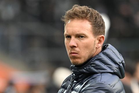 Julian Nagelsmann steht in Daunenjacke am Spielfeldrand