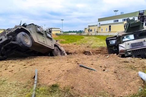 Beschädigte gepanzerte Militärfahrzeuge in der Region Belgorod, in der seit Tagen gekämpft wird (Archivbild)