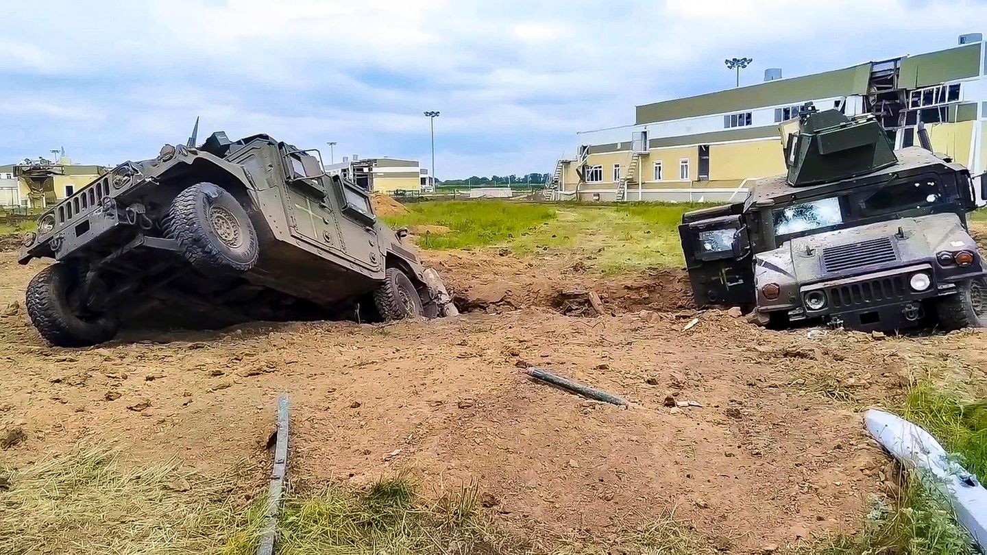 Beschädigte gepanzerte Militärfahrzeuge in der Region Belgorod, in der seit Tagen gekämpft wird (Archivbild)
