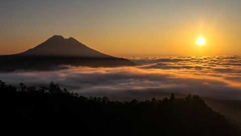 Die Sonne über dem Mount Batur in Bali geht auf