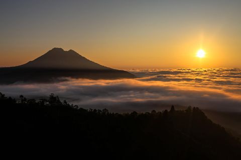 Die Sonne über dem Mount Batur in Bali geht auf