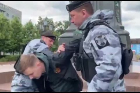 Video: Polizei nimmt mehr als 100 Nawalny-Unterstützer fest