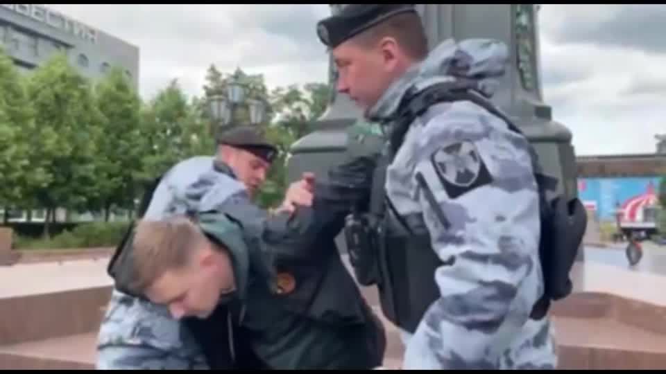 Video: Polizei nimmt mehr als 100 Nawalny-Unterstützer fest