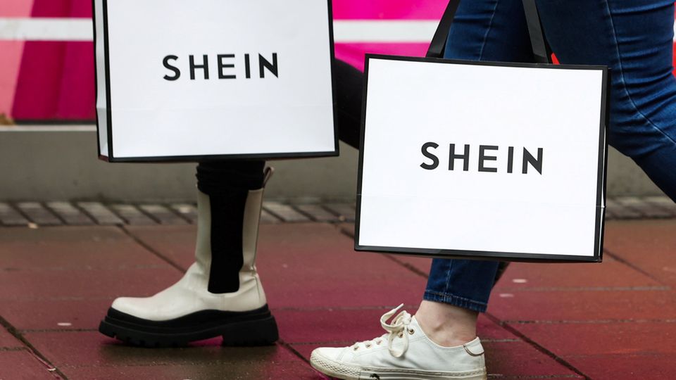 Zwei Passantinnen mit Shein-Einkaufstüten
