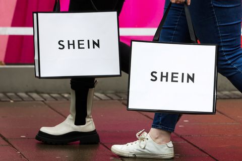 Zwei Passantinnen mit Shein-Einkaufstüten