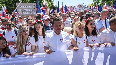 Der Bürgermeister von Warschau, Rafal Trzaskowski, nimmt am Freiheitsmarsch in Warschau teil
