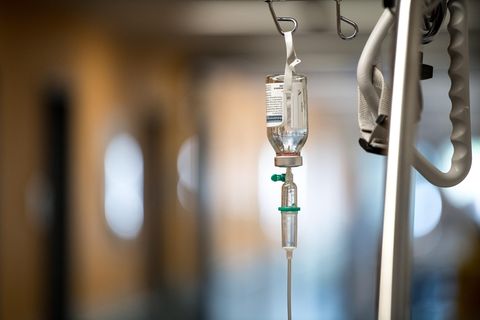 Vergewaltigung: Ein Tropf hängt an einem Krankenhausbett auf dem Flur einer Notaufnahme
