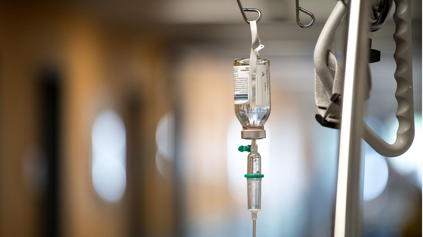 Vergewaltigung: Ein Tropf hängt an einem Krankenhausbett auf dem Flur einer Notaufnahme