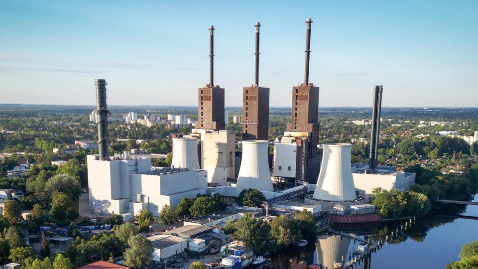 Das Heizkraftwerk in Lichterfelde. Die Anlage versorgt rund 100.000 Berliner Haushalte mit Strom und Fernwärme.